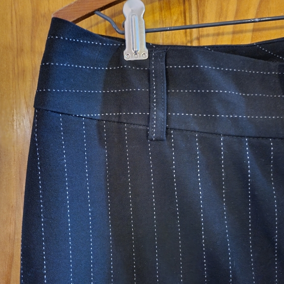 Old Navy Stretch Skirt Pin Striped Front zippered and slit Size 8 - Picture 7 of 12
